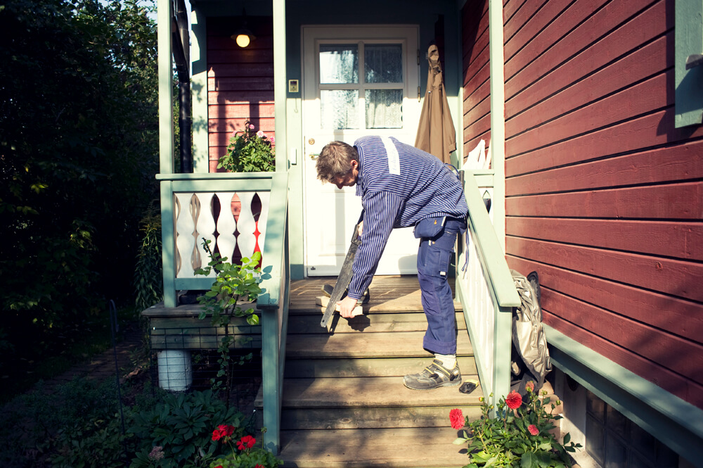 Bob på jobb vid verandan