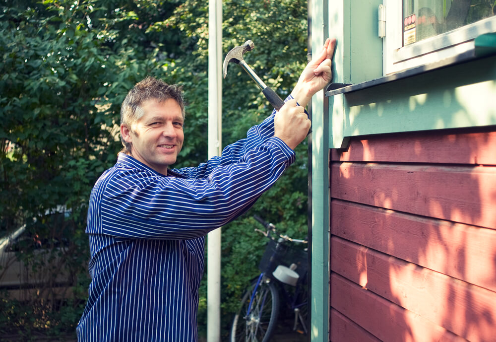 Bob i arbete med hammare