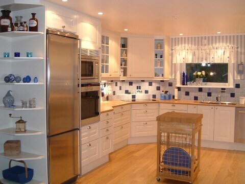 Köksrenovering med kobolt-blå kakelmönster