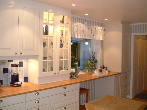 Köksglasskåp med rutigt fönster