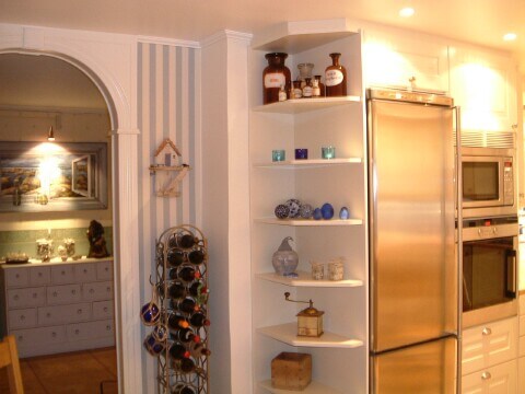 Hörnskåp med rostfri vitvaruvägg